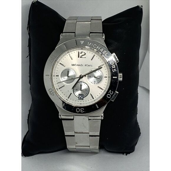 Michael Kors Wyatt MK5932 Women's Silver Stainless Steel Analog Dial Watch VK15 - Picture 3 of 12